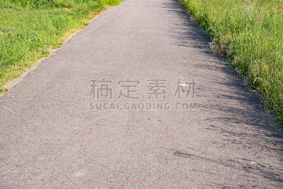 乡村的道路和绿色的草地