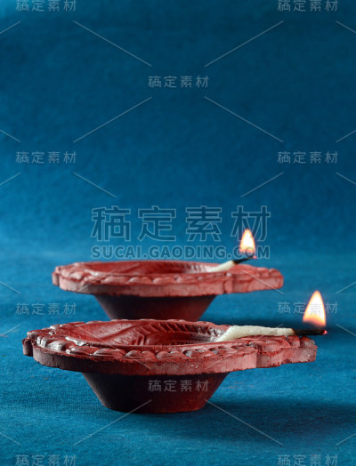 粘土灯盏在排灯节庆祝期间点燃。问候卡设计印度的光节日称为排灯节