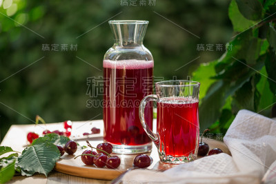 自制酸樱桃蜜饯，盛于玻璃杯中，盛于竹盘上