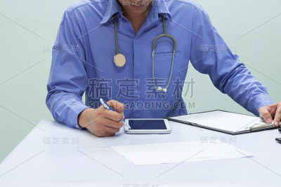 开处方的医生。