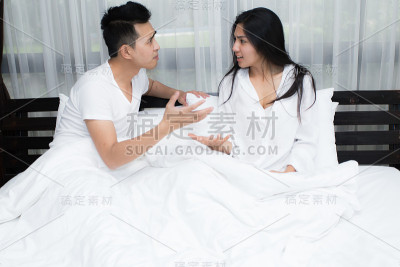 不幸福的夫妇在卧室有问题