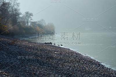 河沿岸有雾