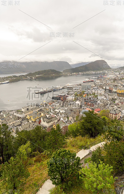 Ålesund，挪威西海岸的一个商业港口城市，在挪威海的几个峡湾的入口处