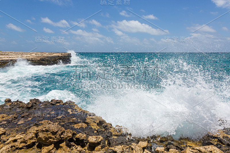 海浪冲击着安提瓜恶魔桥的岩石