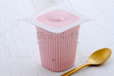草莓酸奶