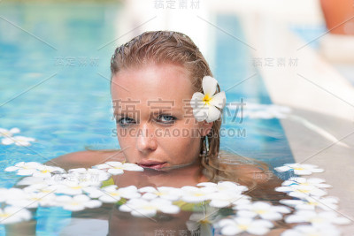一个女模特的脸在池子里有白色的水花