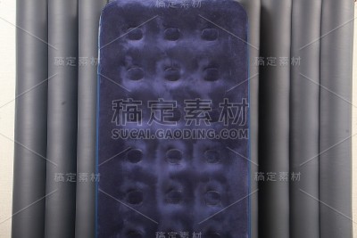 蓝色的充气床垫，用来睡觉和休息