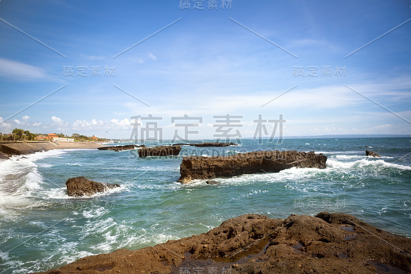 海浪撞击着岩石