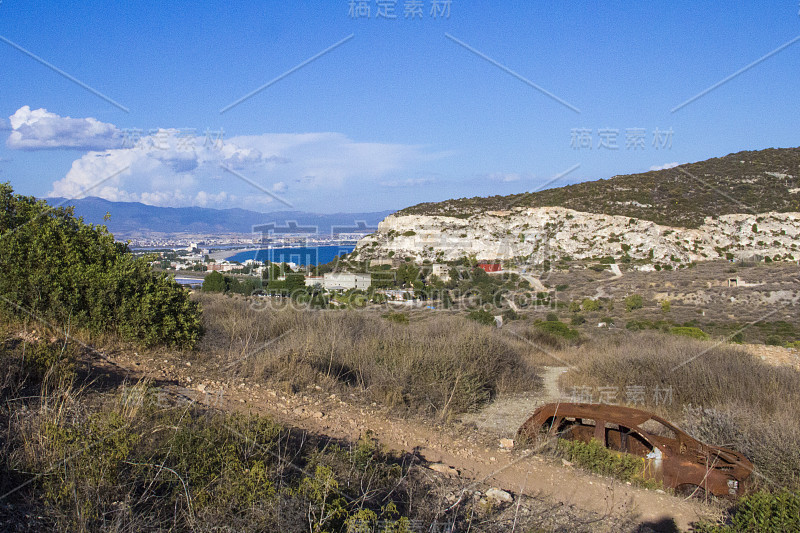 在意大利撒丁岛卡利亚里，美丽的风景和前景中燃烧的汽车