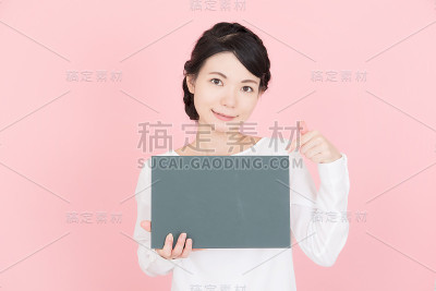 拿着黑板的年轻女子