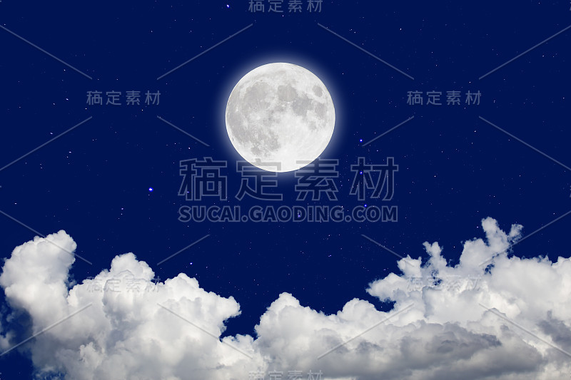 满月与星空和云的背景。浪漫的夜晚。