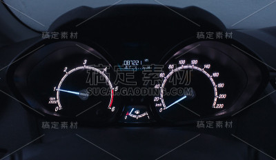速度计近景在黑暗中