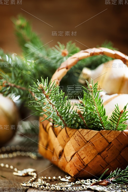 柳条篮子里的圣诞金球