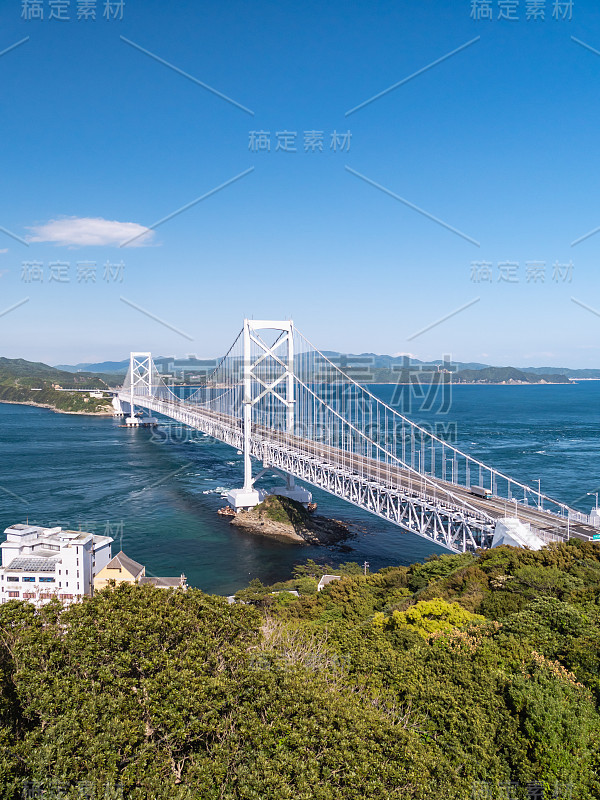 鸣人大桥是一座横跨鸣人海峡潮汐的大型吊桥，位于日本德岛县鸣人市。鸣人市是“漩涡”的代名词。