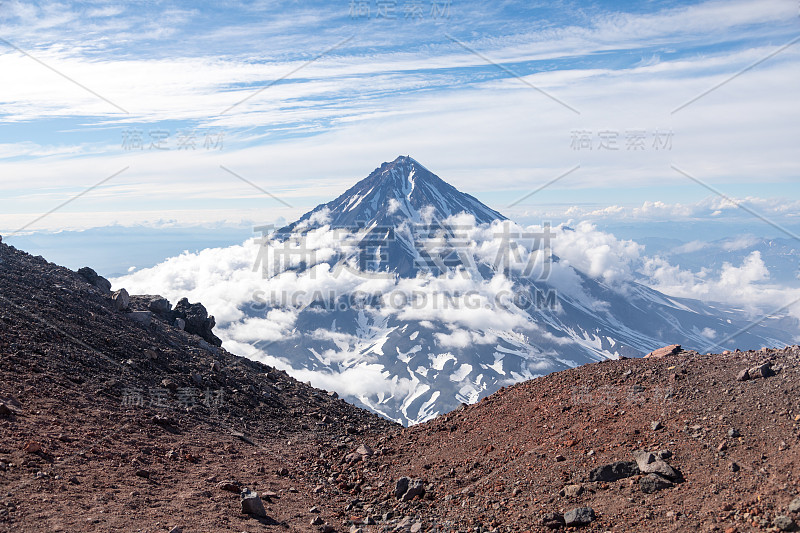 俄罗斯堪察加半岛的科里亚克斯基火山。位于堪察茨基petropavlovsk市北部35公里处的活火山。