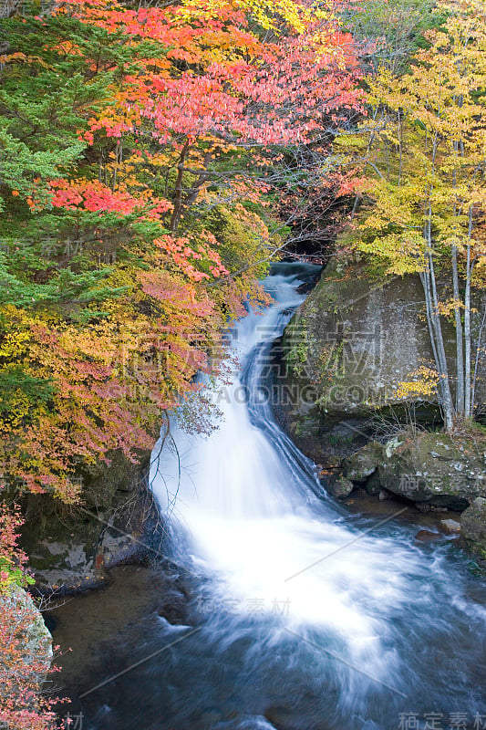 皇冠的autumn-waterfall