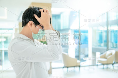 男性亚洲病人在医院感到头痛
