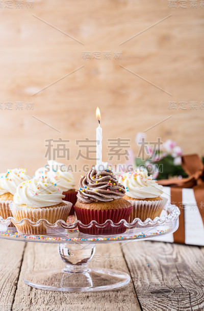 美味的生日纸杯蛋糕和一支蜡烛