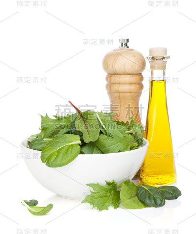 一碗新鲜的绿色沙拉