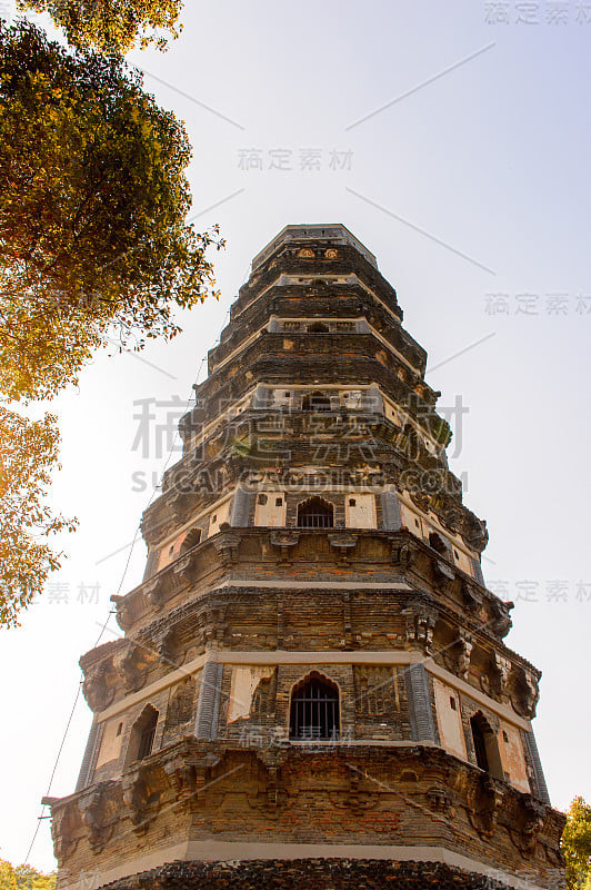 云雁塔(Tiger Hill Pagoda)位于中国东部江苏省苏州市的虎山上。