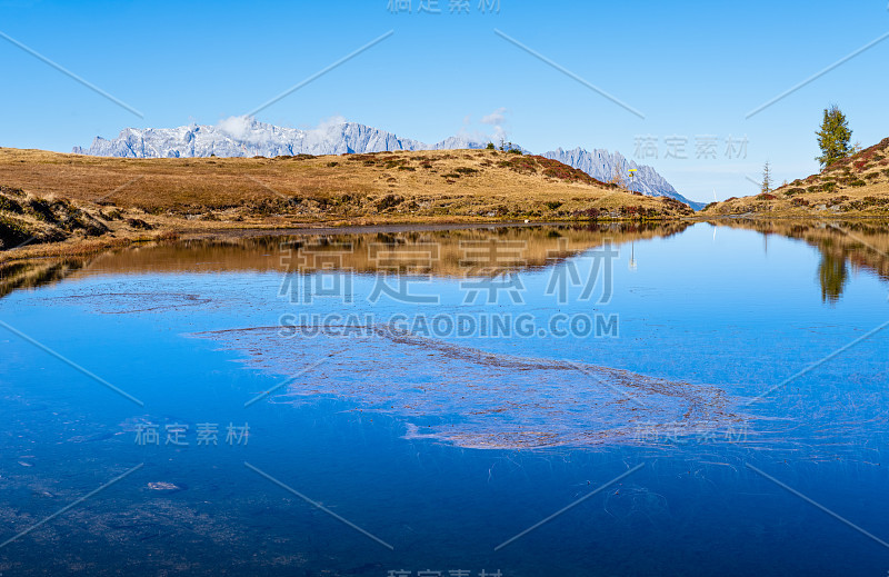 秋季高山Kleiner Paarsee或Paarsee湖，萨尔斯堡，奥地利。阿尔卑斯霍奇科尼格山群远