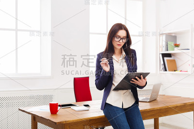职场女性在办公室写笔记