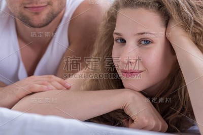 恋爱中的年轻女子
