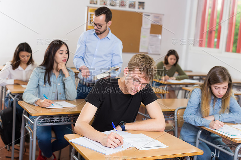 学生正在接受测试并回答有关任务