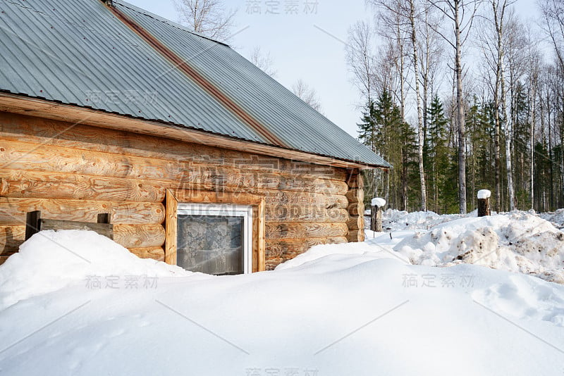 森林里覆盖着积雪的木屋