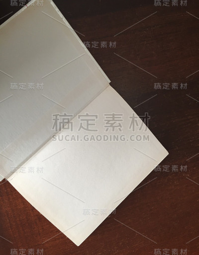 打开桌子上的书
