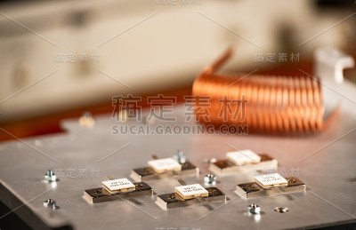 一个大铁箱子上的五个金属板的特写
