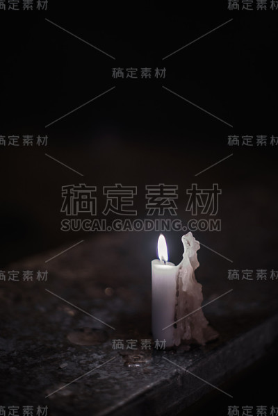 蜡烛在黑暗中发光