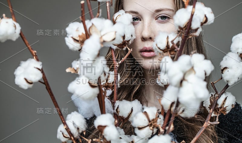 拿着棉花的女孩