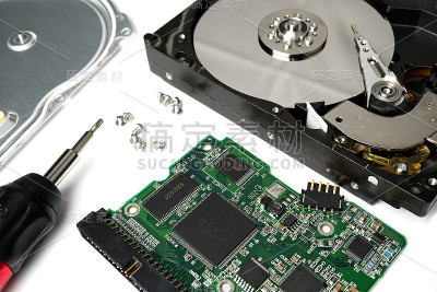 硬盘驱动器。硬盘内部-带有读取头和主板的磁盘。可以作为PC修理的概念