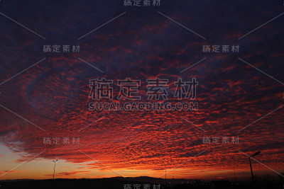 天空在燃烧，夕阳在城市上空