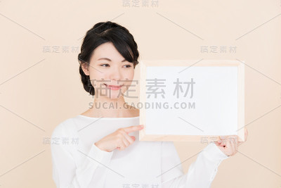 年轻女子手持白板