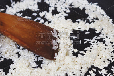 在平底锅上煎的白米饭
