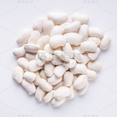 白色背景上的新鲜有机天然豆子