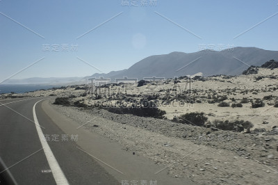 沙漠和海洋之间的公路