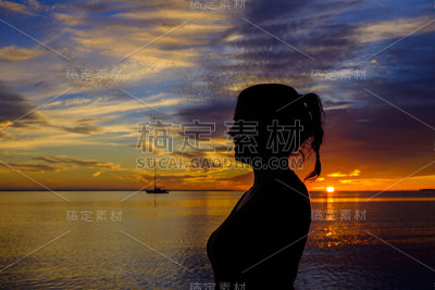美丽的日落的女人