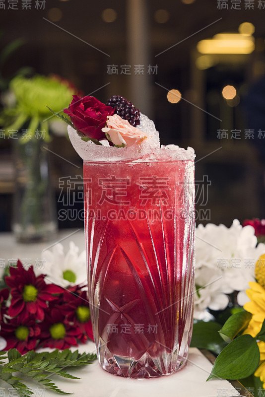 鸡尾酒鲜蔓越莓汁加冰