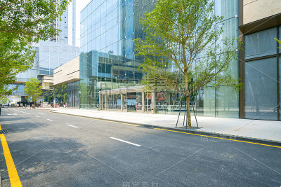 中国深圳的城市道路和现代化办公大楼