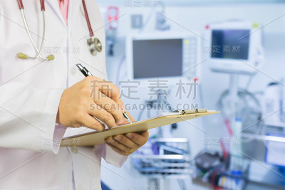 带听诊器的男医生