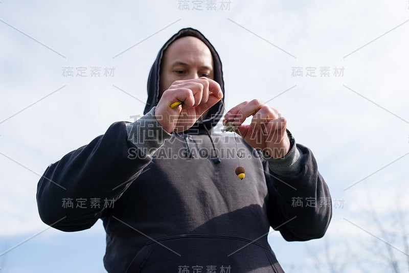 钓鱼，为鲤鱼准备鱼饵