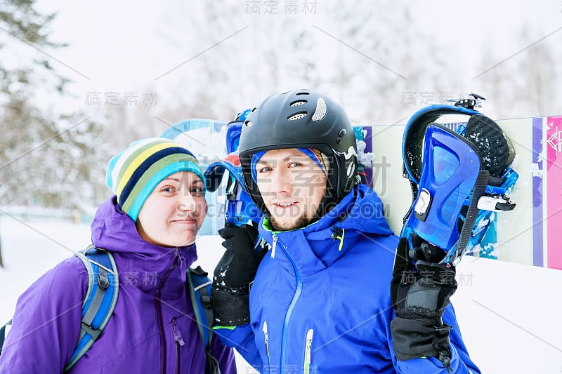 一对滑雪者高兴又高兴