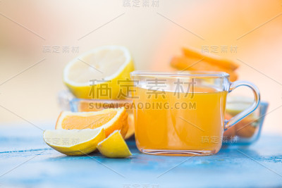 早餐喝新鲜橙汁