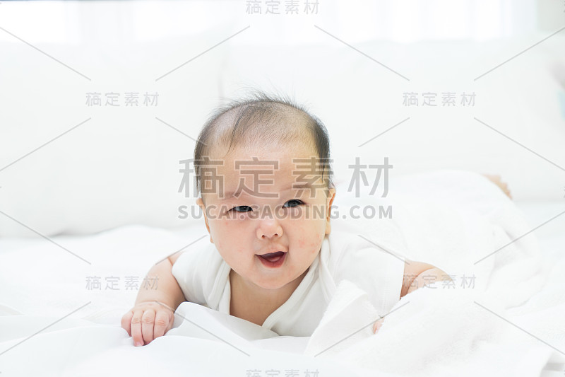 一个新生的亚洲婴儿在床上