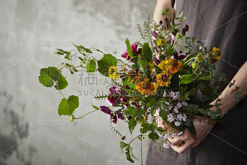 女人手里拿着花