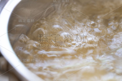 将意大利面条放入锅中煮沸