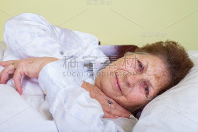 卧病在床的老太太